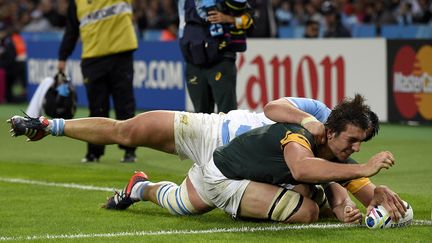 Le Sud-Africain Eben Etzebeth inscrit un essai face &agrave; l'Argentine, le 30 octobre 2015, &agrave; Londres. (FRANCK FIFE / AFP)