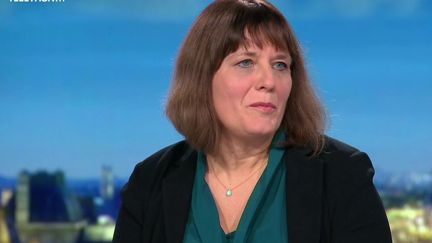 Isabelle Arnulf, neurologue et cheffe du service des pathologies du sommeil à l'hôpital de la Pitié-Salpêtrière (AP-HP), était l'invitée du journal de 20 Heures de France 2, samedi 5 décembre. Elle a détaillé l'impact de la crise sanitaire sur les nuits des Français. (France 2)