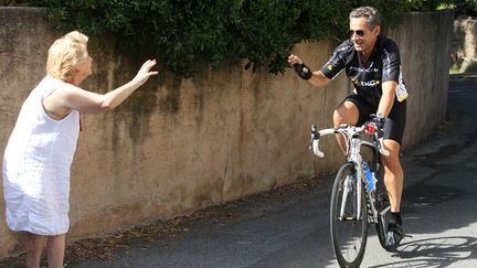 L'ancien pr&eacute;sident de la R&eacute;publique, Nicolas Sarkozy, lors d'une promenade en v&eacute;lo au Cap N&egrave;gre (Var), le 4 ao&ucirc;t 2013. (APERCU / SIPA)