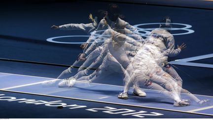 La Suisse Tiffany Geroudet face de la polonaise Magdalena Piekarska au cours de l'&eacute;preuve d'&eacute;p&eacute;e individuelle lors des Jeux Olympiques de 2012, le lundi 30 Juillet 2012, &agrave; Londres. (DMITRY LOVETSKY/AP/SIPA / AP)