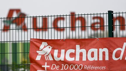 Logo du supermarché Auchan à Woippy, dans le nord-est de la France, le 5 novembre 2024 (photo d'illustration). (JEAN-CHRISTOPHE VERHAEGEN / AFP)