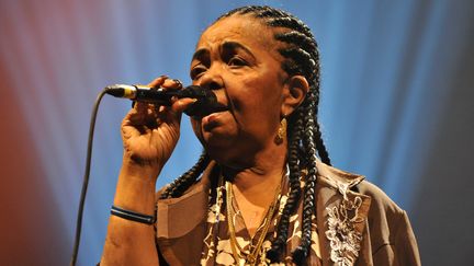 La chanteuse Cesaria Evora lora d'un concert au Grand Rex &agrave; Paris, le 29 avril 2011. (LIONEL URMAN&nbsp;/ SIPA)