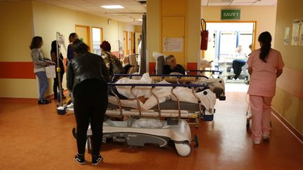 Des patients attendent dans les couloirs de l'hôpital de Bastia, le 30 octobre 2017.&nbsp; (PASCAL POCHARD-CASABIANCA / AFP)