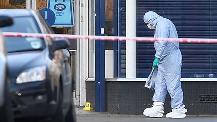 La police scientifique est sur les lieux de l'attaque au couteau perpétrée dans le quartier de&nbsp;Streatham, à Londre, dimanche 3 février 2019 (DANIEL LEAL-OLIVAS / AFP)