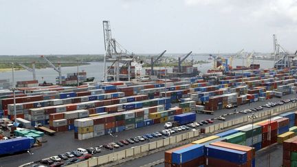 Chaque mois, une centaine de bateaux et pétroliers se présentent à l'entrée du port de Lagos, engorgé par des centaines de conteneurs abandonnés sur place suite à des contentieux juridiques. (PIUS UTOMI EKPEI / AFP FILES)