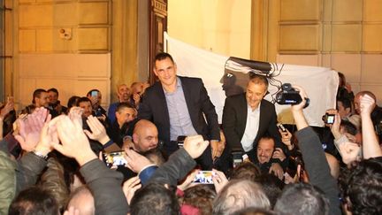  (Gilles Simeoni et Jean-Guy Talamoni avec leurs partisans dimanche soir © MAXPPP)