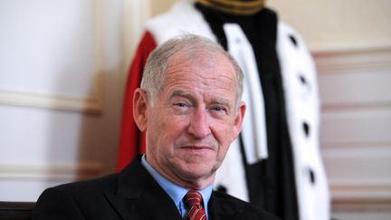 Eric de Montgolfier, ancien procureur général de la cour d'appel de Bourges, dans son bureau du palais de justice de Bourges, en 2013. (ALAIN JOCARD / AFP)