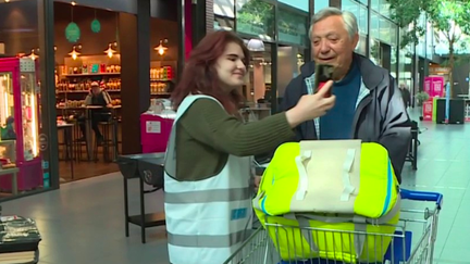 Dans certaines enseignes, les "compagnons d'emplettes" accompagnent les clients plus âgés. Un service gratuit et pratique, qui permet aussi de beaux moments d’échange entre les générations. Reportage dans un grand magasin de Montauban. (France 3)