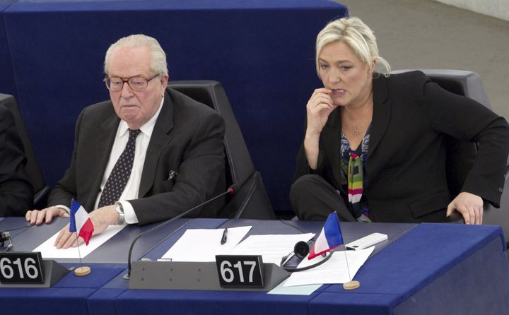 Jean-Marie Le Pen et Marine Le Pen, au Parlemet européen à Strasbourg, le 5 février 2013. (FREDERIC MAIGROT / REA)