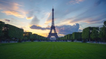 La tour Eiffel au coucher du soleil, prête à la rêverie. (GETTY IMAGES)