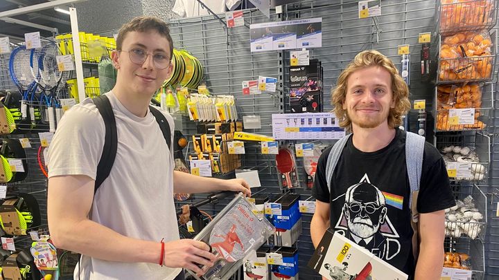 Depuis les Jeux olympiques, Adrian et Philémon, 19 ans, se prennent pour des professionnels quand il s'agit de choisir une raquette de ping-pong. (PAOLA GUZZO / RADIOFRANCE)