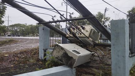 Un transformateur électrique balayé par le cyclone Mocha dans le canton de Gwa (Birmanie), le 14 mai 2023. (SIPA)