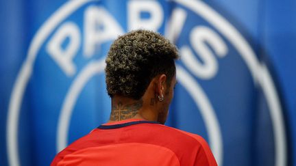 Neymar, de dos. Joueur au PSG, à Paris, le 17 septembre 2017. (FRANCK FIFE / AFP)