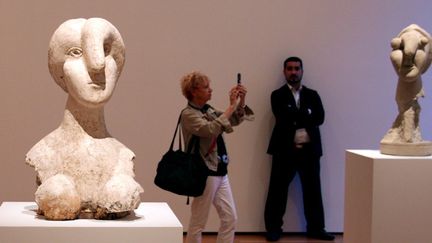 Le Buste de femme (au premier plan à gauche), signé Picasso, exposé au MoMA de New York le 9 septembre 2015
 (Jenny Filon / AFP)