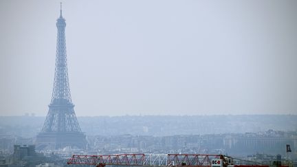 La tour Eiffel dans un nuage de pollution, le 27 mars 2014. (LIONEL BONAVENTURE / AFP)