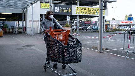 Une femme porte un masque devant un supermarché à Saint-Médard-en-Jalles (Gironde), le 8 avril 2020. (VALENTINO BELLONI / HANS LUCAS / AFP)