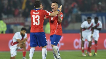 Le bonheur des Chiliens  Jose Manuel Rojas et Gary Medel face à la détresse des Péruviens (RODRIGO ARANGUA / AFP)