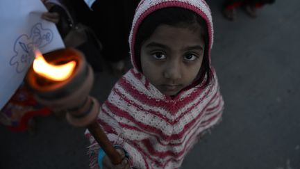 Une fillette pakistanaise participe &agrave; une manifestation &agrave; Islamabad, dans le cadre de&nbsp;la Journ&eacute;e internationale des droits des femmes, samedi 8 mars 2014.&nbsp; (FAROOQ NAEEM / AFP)