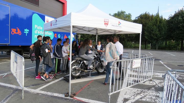 Premier atelier pratique, l'apprentissage du passage des vitesses sur une moto statique. (ATTITUDE PREVENTION POUR FRANCE INFO)