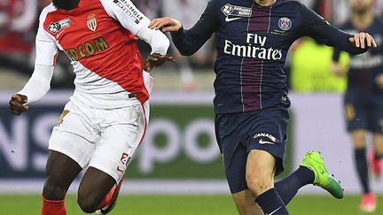 Tiemoue Bakayoko à la lutte avec Julian Draxler (FRANCK FIFE / AFP)