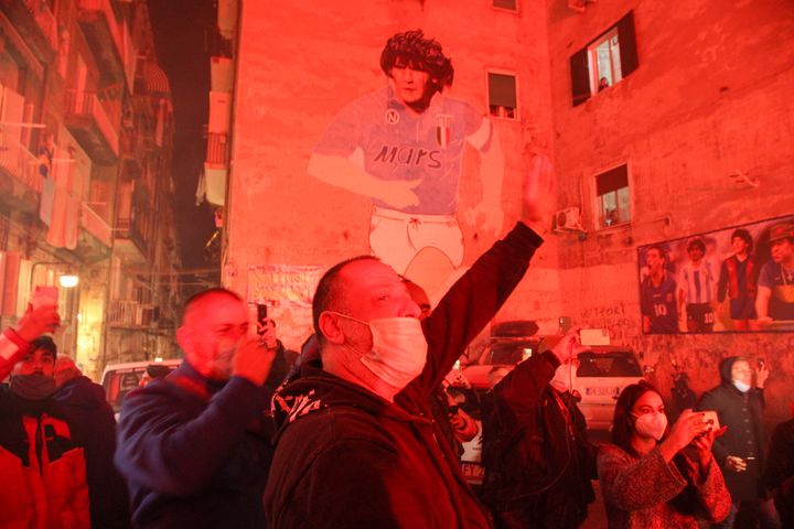 Les Napolitains dans les rues pour rendre hommage à Maradona (CARLO HERMANN / AFP)