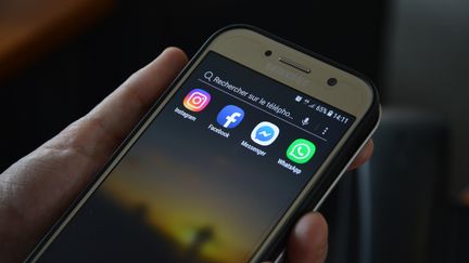 Les quatre applications Facebook, Instagram, Messenger et WhatsApp sur un smartphone. (JEAN-CHRISTOPHE BOURDILLAT / RADIO FRANCE)