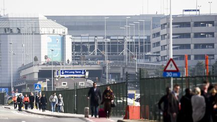 Des passagers sont évacués de l'aéroport de Bruxelles (Belgique), le 22 mars 2016. (FREDERIC SIERAKOWSKI / ISOPIX / SIPA)