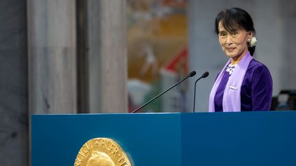 Aung San Suu Kyi reçoit son prix Nobel de la paix à Oslo (Norvège), le 16 juin 2012. (DANIEL SANNUM LAUTEN / AFP)