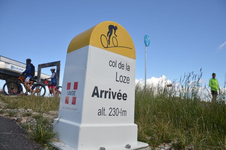 Borne d'arrivée du col de la Loze, qui sera la 17e étape du Tour de France 2020. (VICTOR VASSEUR / RADIO FRANCE)