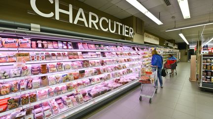 Illustration d'un rayon charcuterie dans un supermarché. (JEAN-LUC FL?MAL / MAXPPP)