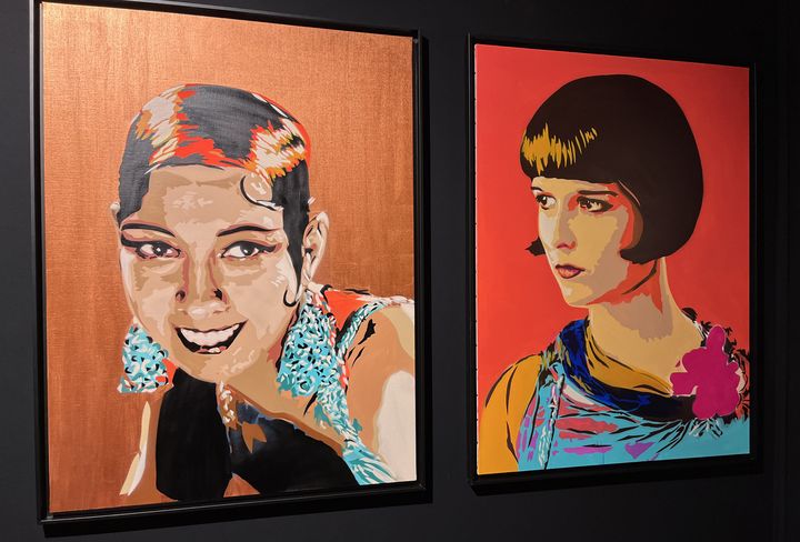 Deux oeuvres de la pochoiriste espagnole BToy,&nbsp;exposées à District 13 Art Fair, le 13 janvier 2022 à l'Hôtel Drouot (Paris). On y reconnait Joséphine Baker et Louis Brooks. (LAURE NARLIAN / FRANCEINFO)