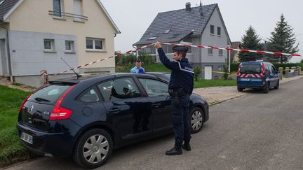 Les gendarmes s'affairent devant un pavillon de Moernach (Haut-Rhin) o&ugrave; une fillette de 11 onze ans a &eacute;t&eacute; retrouv&eacute;e morte, le 3 septembre 2014. (SEBASTIEN BOZON / AFP)