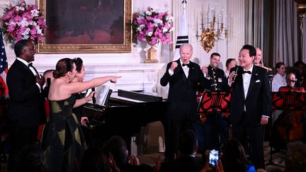 Le président américain Joe Biden et le président sud-coréen Yoon Suk Yeol s'expriment sur scène lors d'un dîner d'État à la Maison Blanche à Washington, DC, le 26 avril 2023. (BRENDAN SMIALOWSKI / AFP)