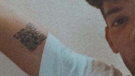 Andrea Colonetta&nbsp;s'est fait tatouer le QR code de son pass sanitaire sur son bras. (CAPTURE D'ECRAN INSTAGRAM)