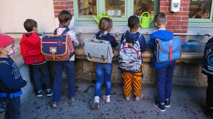 Des enfants se lavent les mains dans une école à Valence (Drôme), le 1er septembre 2020. (NICOLAS GUYONNET / HANS LUCAS / AFP)