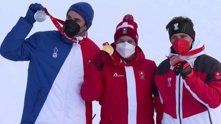 Johan Clarey a célébré aux côtés de Beat Feuz et Matthias Mayer sur la deuxième marche du podium de la descente.