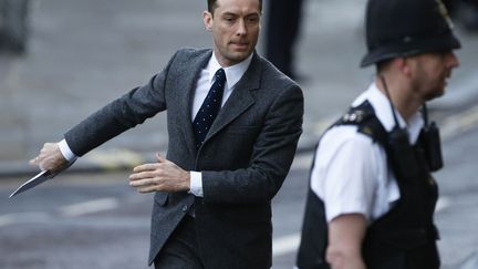 L'acteur britannique Jude Law arrive au tribunal pour t&eacute;moigner dans le cadre de l'affaire des &eacute;coutes t&eacute;l&eacute;phoniques du tablo&iuml;d "News of the world" &agrave; Londres (Royaume-Uni), le 27 janvier 2014. (SUZANNE PLUNKETT / REUTERS)