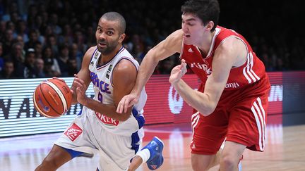 Le Fran&ccedil;ais Tony Parker face au Turc Cedi Osman lors du match France-Turquie, en huti&egrave;me de finale de l'Eurobasket, le 12 septembre 2015 &agrave; Lille. (EMMANUEL DUNAND / AFP)