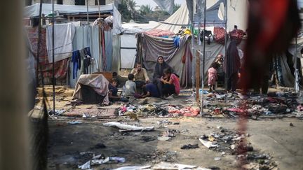 Des Palestiniens dans la cour de l'hôpital des martyrs d'al-Aqsa, à Deir al-Balah, dans le centre de la bande de Gaza, le 16 octobre 2024. (EYAD BABA / AFP)