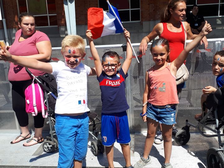 Plus de 3 000 personnes ont salué l'enfant du pays, Benjamin Pavard, dans la commune de Jeumont. (CÉCILIA ARBONA / RADIO FRANCE)