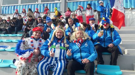 Des supporters français, mercredi 21 février, sur le site du ski de fond&nbsp;lors des&nbsp;JO d'hiver de&nbsp;Pyeongchang, en Corée du Sud. Ce jour-là, le relais français a décroché le bronze. (FANNY LECHEVESTRIER / FRANCEINFO)