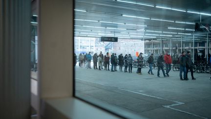 Des Français attendent pour voter pour le premier tour de l'élection présidentielle française, le 9 avril 2022 à Montréal (Canada).&nbsp; (PAOLA CHAPDELAINE / HANS LUCAS / AFP)