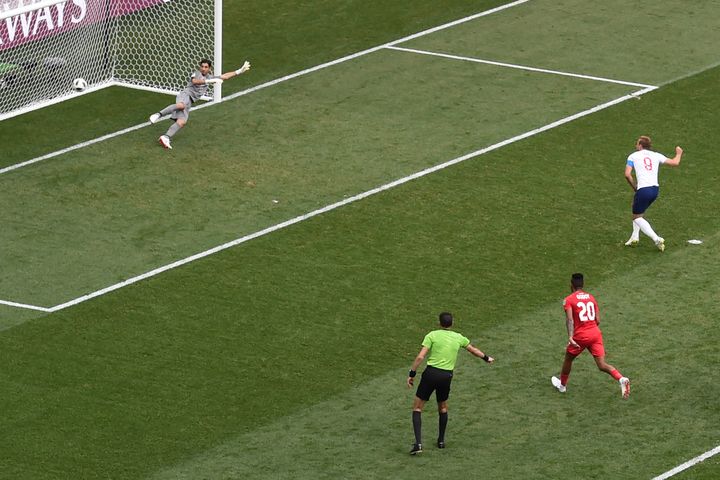 Harry Kane inscrit un penalty pour l'Angleterre face au Panama, le 24 juin 2018, à Nijni Novgorod (Russie). (JOHANNES EISELE / AFP)