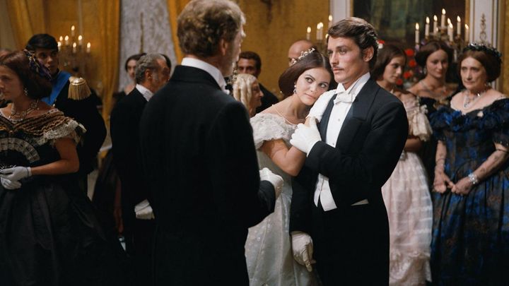 Claudia Cardinale et Alain Delon incarnent respectivement Angelica et Tancrède, dans la mythique scène du bal du film "Le Guépard" (1963), de Luchino Visconti. (PATHE PRODUCTION / TITANUS)