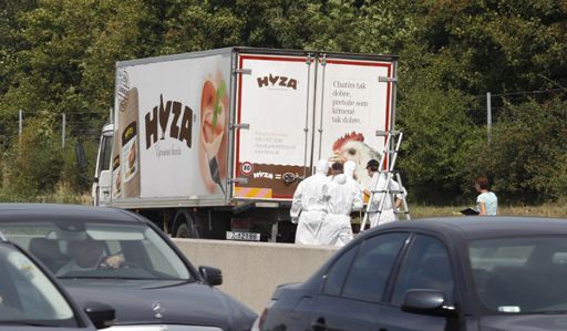 Des membres de la police scientifique autrichienne s'affairent près d'un camion abandonné sur une autoroute près de Neusiedl am See, près de la frontière hongroise. Dans ce véhicule ont été retrouvés 71 corps sans vie de réfugiés étrangers.  (AFP - Dieter Nagl)