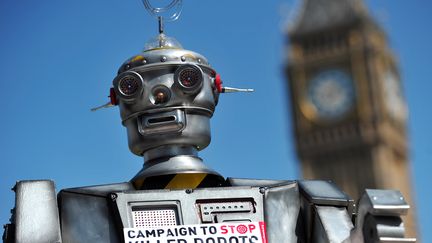 Un faux robot tueur construit à l'occasion du&nbsp;lancement de la campagne contre l'utilisation de ces armes autonomes&nbsp;à Londres, le 23 avril 2013. (CARL COURT / AFP)