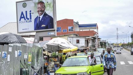 Un panneau d'affichage de campagne déchiré du président gabonais déchu Ali Bongo, à Libreville, au Gabon, le 1er septembre 2023. (WILFRIED MBINAH / AFP)