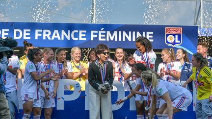 Michele Kang (au centre) a fêté la victoire de l'Olympique Lyonnais en finale de la Coupe de France contre le Paris Saint-Germain, le 13 mai 2023. (MAXPPP)