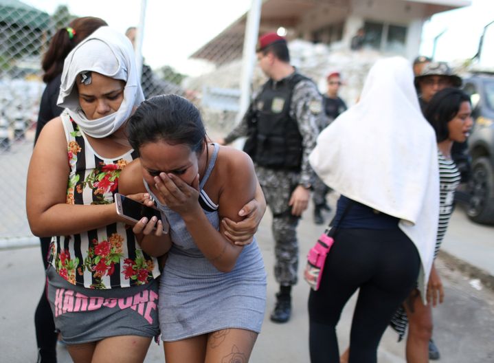 Une proche d'un détenu fond en larmes devant une prison de l'Etat de l'Amazonas (Brésil), le 27 mai 2019. (BRUNO KELLY / REUTERS)