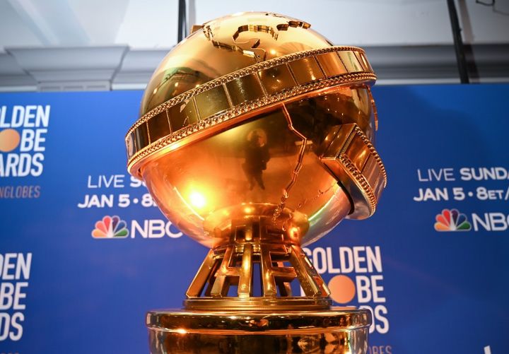 Une reproduction géante du trophée des Golden Globes (2019). (ROBYN BECK / AFP)